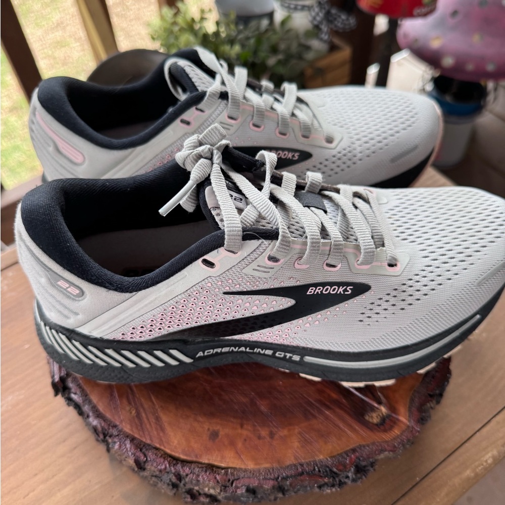 Brooks Adrenaline GTS 22 women's Running Shoes - Light Gray with Black Accents 7 - Picture 4 of 10